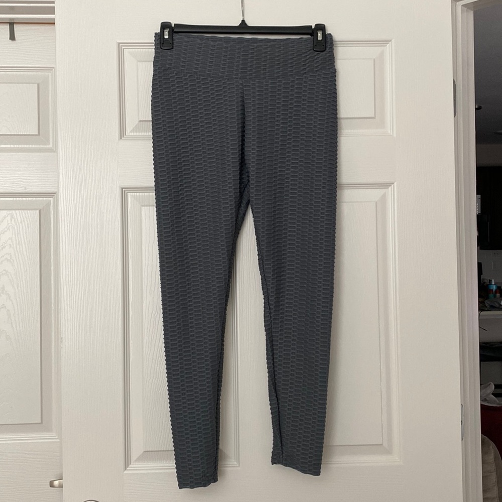 TikTok famous butt enhancing leggings/yoga pants. NWT. Never worn.